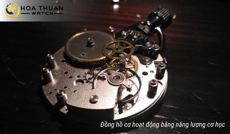Trong kỷ nguyên công nghệ kỹ thuật số hiện đại, những chiếc đồng hồ thông minh với các tính năng vượt trội như theo dõi sức khỏe, nhắc nhở lịch trình, theo dõi nhịp tim và kết nối với smartphone đang trở thành một xu hướng mới. Song, ở một góc nhìn khác, những chiếc đồng hồ cơ nam vẫn giữ được vị trí đặc biệt trong lòng những chàng đam mê sự tinh tế và lịch thiệp. Điều này đã đặt ra một câu hỏi cực kỳ sâu sắc và thú vị: Giá trị của những cỗ máy cơ khí truyền thống trong một thế giới ngày càng phát triển với công nghệ số. Liệu đồng hồ cơ có vượt qua sức mạnh của công nghệ hiện đại? Khác biệt giữa đồng hồ cơ và đồng hồ thông minh Để hiểu rõ hơn về sự “Vượt qua” này, trước tiên, tôi nghĩ tôi và bạn cần có một sự so sánh tổng quan về đồng hồ cơ với các loại đồng hồ thông minh. Nguồn năng lượng và cơ chế hoạt động Đồng hồ cơ hoạt động hoàn toàn bằng năng lượng cơ học, dựa trên hệ thống dây cót, bánh răng, bộ thoát và bánh lắc. Năng lượng được lưu trữ trong một cuộn dây (dây cót) và được giải phóng từ từ thông qua một hệ thống phức tạp gồm bánh răng, bộ thoát và bánh lắc. Có hai loại đồng hồ cơ chính: Đồng hồ lên dây bằng tay: Người dùng phải tự lên dây cót bằng cách vặn núm điều chỉnh. Đồng hồ tự động: Dây cót được lên tự động nhờ chuyển động của cổ tay người đeo thông qua một bộ phận gọi là rotor (bánh đà). Đồng hồ thông minh hoạt động bằng năng lượng điện, sử dụng pin (thường là pin lithium-ion) và các vi mạch điện tử. Chúng được trang bị bộ vi xử lý, bộ nhớ, cảm biến (như gia tốc kế, con quay hồi chuyển, cảm biến nhịp tim), màn hình và kết nối không dây (Bluetooth, Wi-Fi, NFC). Chức năng của đồng hồ cơ và đồng hồ thông minh Chức năng chính của đồng hồ cơ vẫn là hiển thị thời gian. Một số mẫu có thêm các chức năng phụ như lịch ngày, thứ, tháng, chronograph (bấm giờ),… Ở đồng hồ thông minh, ngoài việc hiển thị thời gian, chúng còn cung cấp nhiều chức năng hơn như: Báo cuộc gọi, tin nhắn, email, theo dõi sức khỏe (nhịp tim, bước chân, giấc ngủ), GPS, thanh toán di động,… Tuổi thọ của đồng hồ cơ và đồng hồ thông minh Trong khi đồng hồ thông minh phải chịu ảnh hưởng do sự lỗi thời của công nghệ, pin bị chai và các vấn đề lỗi phần mềm, dẫn đến tuổi thọ thường ngắn chỉ vài năm. Thì với đồng hồ cơ, nếu được bảo dưỡng đúng cách, nó có thể hoạt động tốt trong nhiều thập kỷ. Giá trị của đồng hồ cơ và đồng hồ thông minh Trong chủ đề trước, tôi đã có dịp chia sẻ với bạn lý do tại sao đồng hồ cơ là một khoản đầu tư đáng giá. Như bạn biết đấy, giá trị của một chiếc đồng hồ cơ không chỉ nằm ở chức năng đo thời gian, mà còn ở: Nghệ thuật chế tác tinh xảo, tỉ mỉ trong từng chi tiết Giá trị lịch sử và di sản văn hoá Giá trị sưu tầm Trong khi đó, giá trị của một chiếc đồng hồ thông minh chủ yếu nằm ở những tính năng công nghệ và tiện ích mà nó mang lại. Sự kết nối với người dùng Như đã đề cập ở bài viết trước, đồng hồ cơ không chỉ là một phụ kiện để xem giờ, mà còn là biểu tượng của sự Sang trọng, Đẳng cấp và sự trân trọng Giá trị truyền thống. Chính những điều này đã mang đến một cảm giác kết nối đặc biệt giữa chủ sở hữu và chiếc đồng hồ. Khoảnh khắc bạn cảm nhận được sự tinh xảo và kỳ diệu của cơ khí khi ngắm nhìn những bánh răng nhỏ bé hoạt động nhịp nhàng qua mặt kính trong suốt. Trải nghiệm lên dây cót mỗi ngày (đối với đồng hồ lên dây bằng tay) tạo ra một sự tương tác vật lý và một thói quen thú vị, một sự kết nối cá nhân với cỗ máy thời gian. Không dừng lại ở đó, việc bạn sở hữu một chiếc đồng hồ cơ giống như là bạn đang sở hữu một phần của lịch sử. Đó là sự tiếp nối của những giá trị truyền thống và là cầu nối giữa quá khứ và hiện tại. Giá trị vượt thời gian của đồng hồ cơ nam Mỗi một chiếc đồng hồ cơ là một chuyển du hành về quá khứ, khi bạn có thể cảm nhận được tâm hồn của nghệ nhân đã tạo ra nó. Đó là sự kết tinh của những phát minh, cải tiến và nỗ lực không ngừng trong nghệ thuật chế tác đồng hồ. Khi mang một chiếc đồng hồ cơ, bạn không chỉ sở hữu một thiết bị đo thời gian, mà còn kết nối với một phần di sản văn hóa. Đồng hồ cơ thể hiện hóa khát vọng được sống chậm lại trong những hối hả của cuộc sống hiện đại. Cách kim giờ di chuyển chậm rãi đem lại cho người đeo cảm giác bình yên và tập trung. Trong một thế giới mà mọi thứ đều thay đổi nhanh chóng, đồng hồ cơ là một biểu tượng của sự bền vững và trường tồn. Nó có thể được truyền lại cho các thế hệ sau, mang theo những câu chuyện và kỷ niệm gia đình. Đồng hồ cơ không chỉ đo thời gian mà còn kể câu chuyện Không giống như đồng hồ thông minh chỉ chạy theo xu hướng, mỗi chiếc đồng hồ cơ lại mang nhiều ý nghĩa và kể những câu chuyện riêng. Nó có thể là một kỷ vật gia truyền, được trân trọng và trao tay qua nhiều thế hệ, hay một tác phẩm nghệ thuật mang đầy dấu ấn của người nghệ nhân. Từ những mặt số được chạm khắc tỷ mỷ cho đến bộ máy phức tạp, đồng hồ cơ không chỉ thu hút bởi giá trị vật chất mà còn bởi những câu chuyện đằng sau nó. Câu chuyện về nghệ thuật chế tác, câu chuyện về lịch sử và độc nhất, hay đơn giản là những kỷ niệm cá nhân mà người đeo trân trọng. Và hơn hết là câu chuyện về sự trường tồn, bởi vì đồng hồ cơ có thể tồn tại qua nhiều thế hệ, kể lại câu chuyện về thời gian và sự trôi chảy của cuộc sống. Nếu như Rolex gắn liền với những cuộc thám hiểm và thể thao mạo hiểm, thì Omega lại nổi tiếng với việc chinh phục không gian, còn Patek Philippe được biết đến với sự tinh xảo và sang trọng. “Vượt qua” nhưng không đồng nghĩa là cạnh tranh trực tiếp Tuy nhiên, bạn cần hiểu rằng đồng hồ cơ không cố gắng cạnh tranh trực tiếp với đồng hồ điện tử về độ chính xác hay tính năng. Thay vào đó, nó "vượt qua" bằng cách mang đến những giá trị khác biệt. Sự khác biệt về mục tiêu Mục tiêu chính của đồng hồ thông minh là cung cấp cho người dùng những tiện ích, tính năng và khả năng kết nối. Chúng hướng đến sự tiện lợi, hiệu quả và đáp ứng nhu cầu của cuộc sống hiện đại. Trong khi đó, mục tiêu của đồng hồ cơ không chỉ dừng lại ở việc đo thời gian mà còn hướng đến những giá trị tinh thần, nghệ thuật và di sản. Chúng là biểu tượng của sự tinh tế, đam mê và trân trọng những giá trị truyền thống. Chính vì mục tiêu khác nhau, nên việc so sánh trực tiếp về chức năng hay công nghệ là không hoàn toàn phù hợp. Giống như việc so sánh một bức tranh sơn dầu với một bức ảnh kỹ thuật số: dẫu cả hai đều là hình ảnh, nhưng giá trị và ý nghĩa mà chúng mang lại hoàn toàn khác nhau. "Vượt qua" bằng những giá trị độc đáo Đồng hồ cơ "vượt qua" đồng hồ thông minh bằng cách tập trung vào những giá trị mà công nghệ khó có thể sao chép. Đấy chính là sự tỉ mỉ, tinh xảo trong từng chi tiết, sự khéo léo và đam mê của những người thợ đồng hồ tạo nên một tác phẩm nghệ thuật cơ khí. Đây là điều mà dây chuyền sản xuất hàng loạt của đồng hồ thông minh không thể đạt được. Đó là giá trị di sản và lịch sử phát triển hàng trăm năm của ngành chế tác đồng hồ. Chúng là biểu tượng của những giá trị truyền thống, được lưu giữ và truyền lại qua các thế hệ. Và những trải nghiệm cảm xúc không đâu có được: Cảm giác lên dây cót, ngắm nhìn bộ máy hoạt động, lắng nghe tiếng tích tắc tạo nên một trải nghiệm độc đáo và đầy cảm xúc, kết nối người dùng với cỗ máy thời gian. Cuối cùng là giá trị về tính bền vững và trường tồn. "Vượt qua" nhưng không phủ nhận giá trị của công nghệ Cần nhấn mạnh rằng "vượt qua" ở đây không có nghĩa là phủ nhận giá trị của đồng hồ thông minh hay công nghệ hiện đại. Đồng hồ thông minh có những ưu điểm riêng, đáp ứng nhu cầu của cuộc sống hiện đại và mang lại nhiều tiện ích cho người sử dụng. "Vượt qua" ở đây là khẳng định rằng đồng hồ cơ tồn tại và phát triển song song với công nghệ, bởi chúng mang đến những giá trị khác biệt, đáp ứng những nhu cầu khác nhau của người dùng. Trong một thế giới mà công nghệ ngày càng phát triển, đồng hồ cơ vẫn giữ vững vị thế của mình nhờ những giá trị vượt thời gian. Nó không chỉ là một công cụ đo thời gian mà còn là một tác phẩm nghệ thuật, một di sản văn hóa và một biểu tượng của sự tinh tế và đam mê. "Vượt qua" ở đây không phải là sự cạnh tranh về công nghệ, mà là sự khẳng định giá trị riêng biệt và độc đáo của đồng hồ cơ trong lòng những người yêu thích và trân trọng nó.
