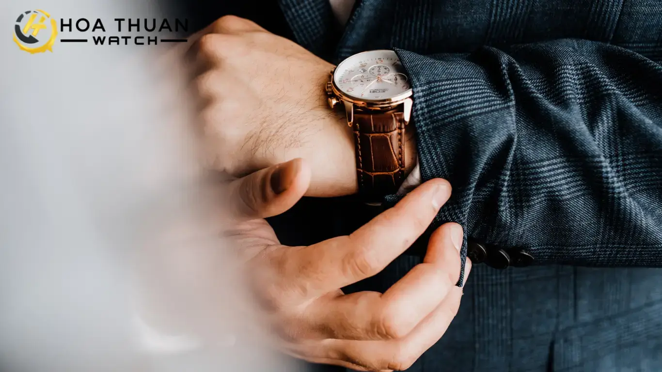 Đồng hồ automatic có cần lên dây cót tay không